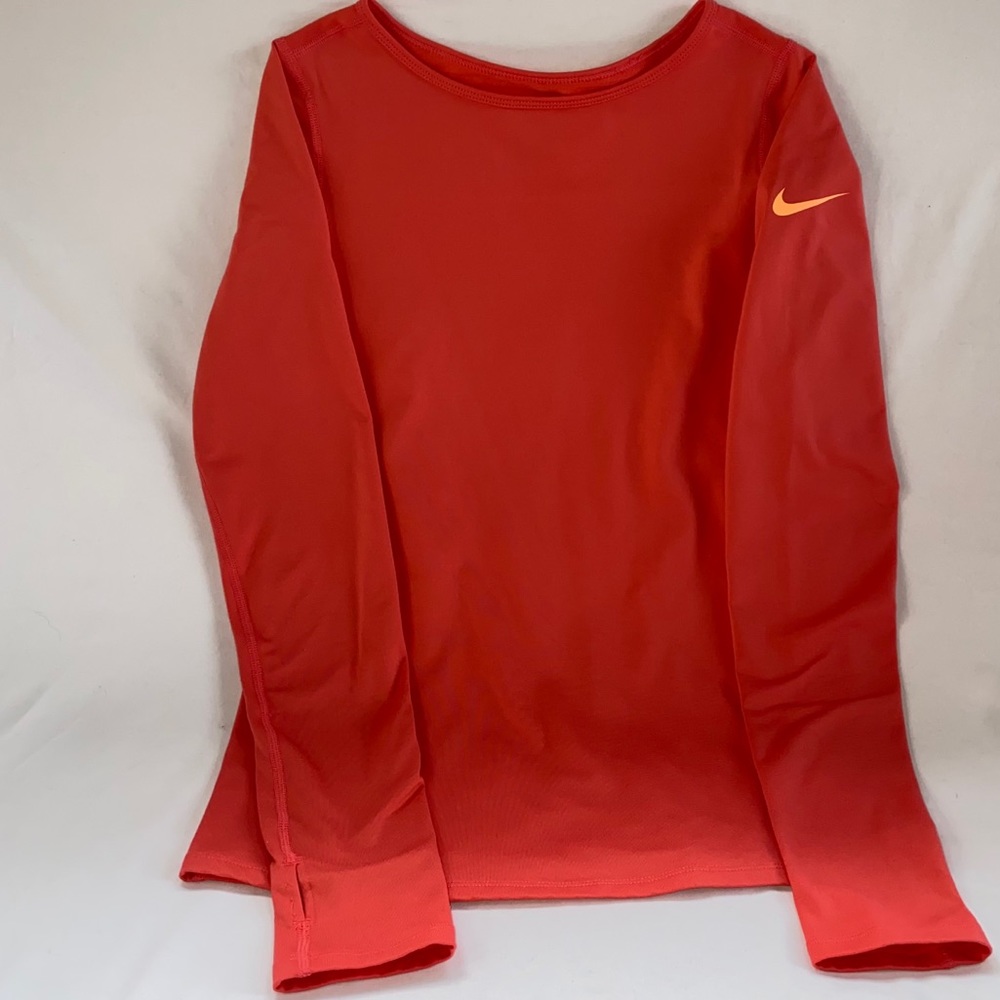 Very warm Nike fitted shirt 🤍